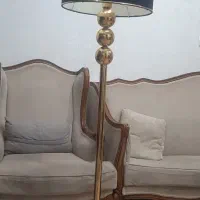آباژور ایستاده