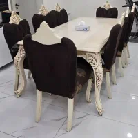 میز نهارخوری بزرگ 8 نفره تمیز با صندلی های راحتی