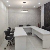 میز کنفرانس و هشت عدد صندلی چرخ دار