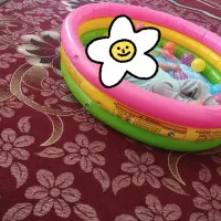 استخر بادی بچه و چند تا عروسک