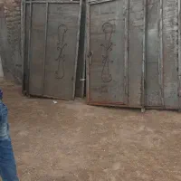 در باغ ،در گاراژ ،در حیاط .پنچره.