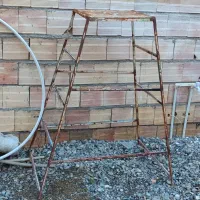 نردبان  و چهار پایه محکم و سالم