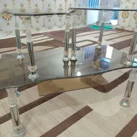 میز شیشه ای. جلو مبلی
