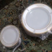 تعدادی ظروف چینی