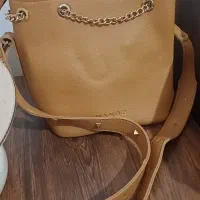 تعدادی کیف تازه|کیف، کفش، کمربند|میانه, |دیوار