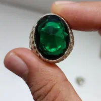 انگشتر نقره با نگین یاقوت سبز