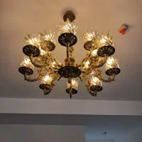 ۲ لوستر و ۱ مهتابی و ۱ روشنایی گازی