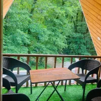 کلبه مثلثی دنج در دل جنگل گیسوم