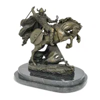 مجسمه برنزی جنگجوی قرون وسطایی