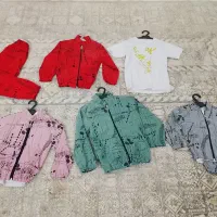 تعدادی لباس نو از لباس فروشی مونده