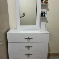 میز آرایش و آینه
