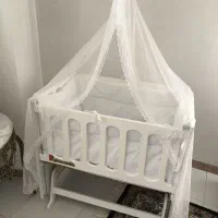 تخت و گهواره کنار مادر