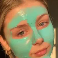 پاکسازی پوست وآموزش توسط پیراپزشک مربی فنی حرفه ای