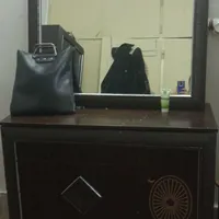 یک عدد دلاور و کمد لباس جنس خوب و تمیز
