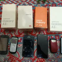 تعدادی موبایل و جعبه موبایل