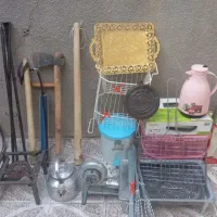 چندین وسایل آشپزخانه و سیاحتی