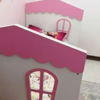 یک تخت کودک سالم و خشکل