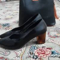 کفش چرم پاشنه چوبی سایز۳۹ وکیف ست خودش