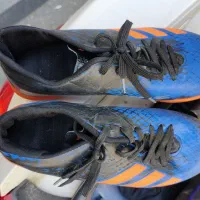 کفش فوتبال و زمین چمن