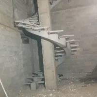تعدادی کارگر آهنگر و کارگر ساختمانی