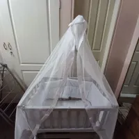 تخت کنار مادر