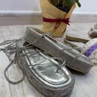 تعدادی صندل و کتونی تابستونه