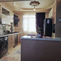 کابینت گلس دو رنگ سفید و بژ