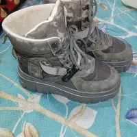 یک نیم بوت و یک بوت زنانه
