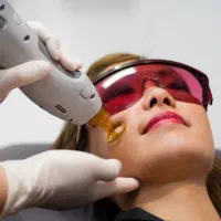 اپراتور لیزر در کلینیک زیبایی