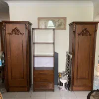 یک جفت کمد چوبی و کتابخانه چوبی