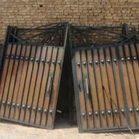 در حیاط در چوب