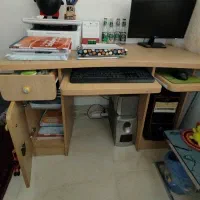 میز تحریر و کامپیوتر