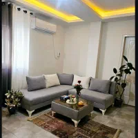 مبل ال و‌جلو‌ مبلی و شیشه روی جلو‌ مبلی