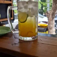 نیروی کار خانم جوان جهت کار در کافه
