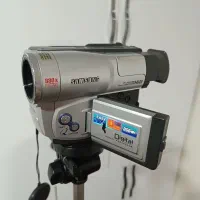 دروبین فیلمبرداری همراه با سه پایه