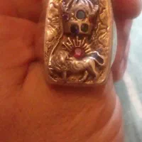 انگشتر.با نگین های خاص و قدمت دار.