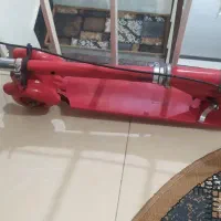 اسکوتر قرمز کاملاً سالم و درحد نو مناسب بچه ها