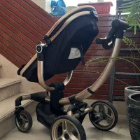 کالسکه و اسکوتر و تاب‌ و تخت کنار مادر