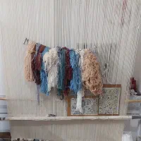 قالی نیمه بافته نائینی با دار قالی