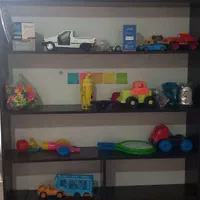قفسه ی کتابخانه یا اسباب بازی