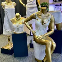 فروشنده خانم جوان و پرانرژی