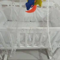 تخت گهواره ای کنار تخت مادر