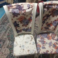 دو عدد صندلی چوبی سالم با روکش گلدار.