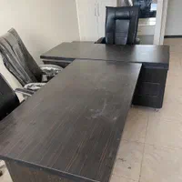 میز و کتابخانه
