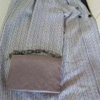 چند دست لباس همراه با کیف