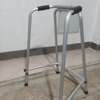 یک واکر و یک عسای چوبی
