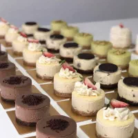 چند فروشنده قنادی + و یک نظافتچی کارگاه