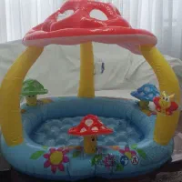 مقداری اسباب بازی و لباس و کفش