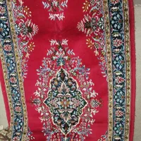 کنار فرشی قرمز  و زرشکی وکرم