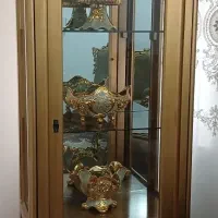 ویترین چوب همراه دکوری